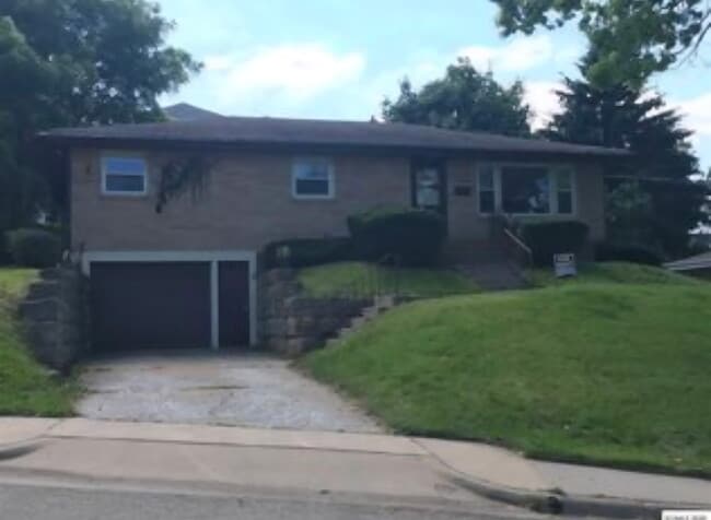 property at 1685 Glen Oak St