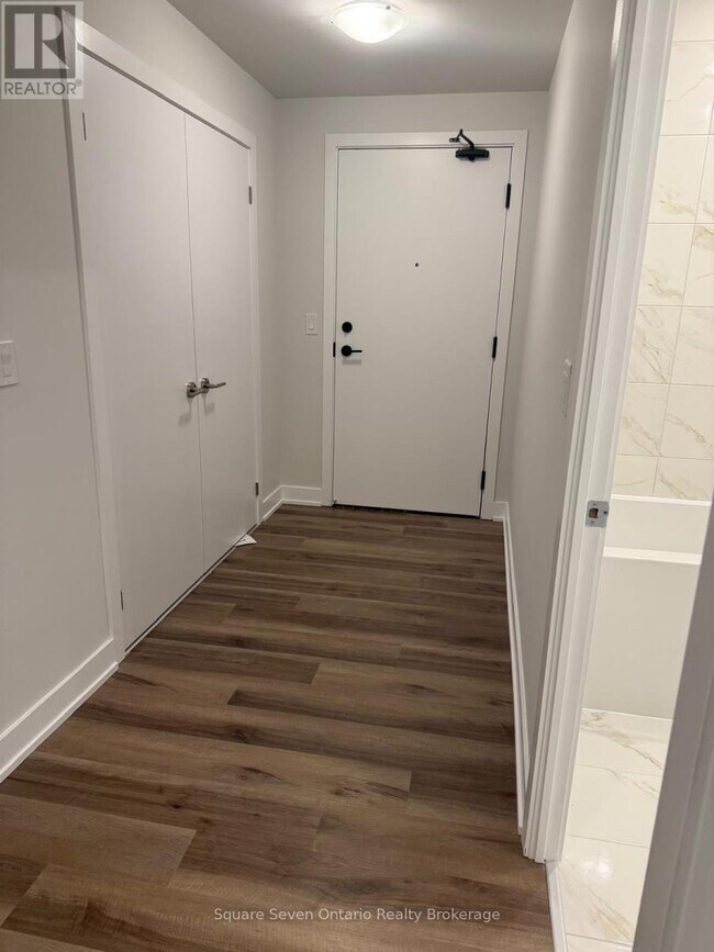 430 Square One Dr in Mississauga, ON - Building Photo - Building Photo