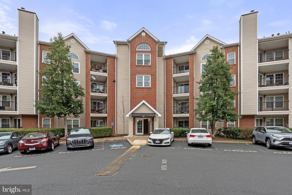 3313 Wyndham Cir in Alexandria, VA - Building Photo