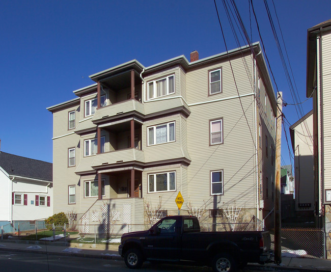 920 Pine St in Fall River, MA - Foto de edificio - Building Photo