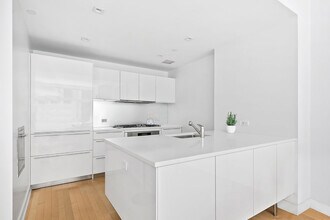 5 E 44th St in New York, NY - Building Photo - Building Photo