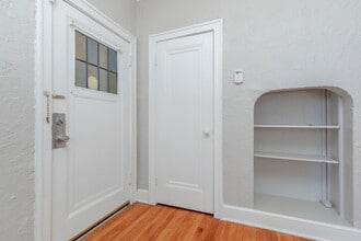 7234 Amherst Ave, Unit 2W in University City, MO - Foto de edificio - Building Photo