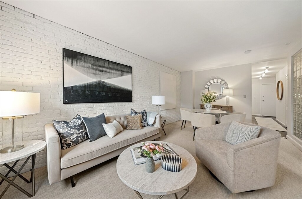 19 Wiget St in Boston, MA - Building Photo