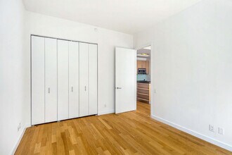 325 5th Ave in New York, NY - Building Photo - Building Photo