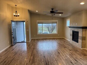 2066 Marsh Ln in Medford, OR - Building Photo - Building Photo