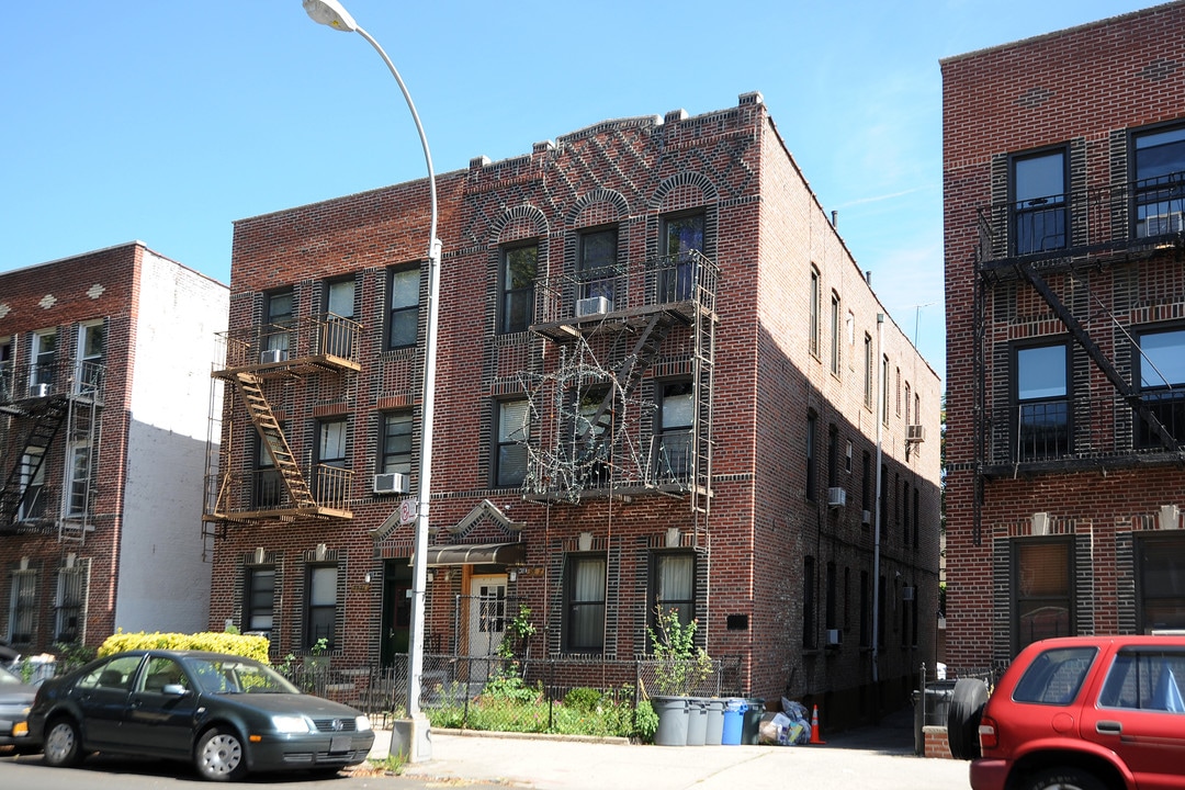 35-23 Crescent St in Long Island City, NY - Building Photo