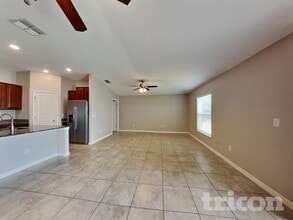 1721 Broad Winged Hawk Dr in Ruskin, FL - Foto de edificio - Building Photo