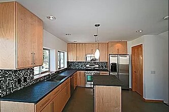 825 NE 66th St in Seattle, WA - Foto de edificio - Building Photo