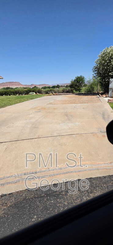 2990 E Riverside Dr in Saint George, UT - Foto de edificio - Building Photo