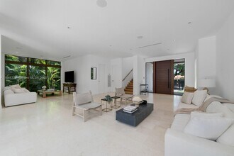 110 Venetian Way in Miami Beach, FL - Building Photo - Building Photo