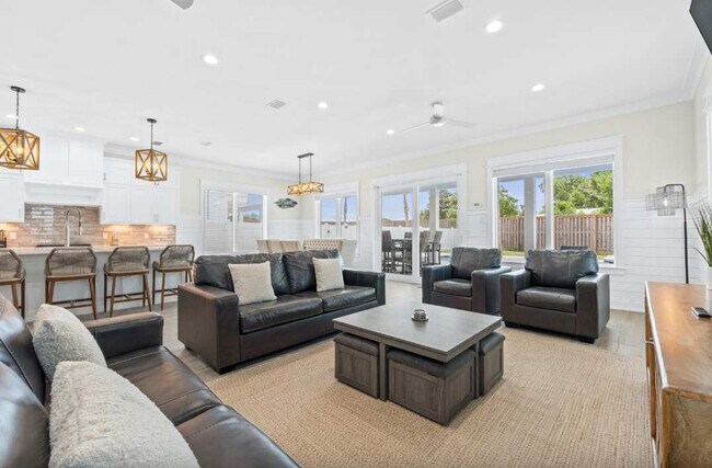 322 E Lakeshore Dr in Panama City Beach, FL - Building Photo - Building Photo