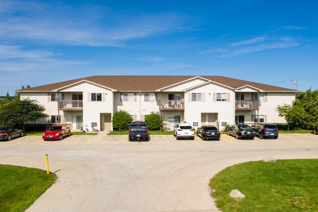 Pondview Apartments in Lake Mills, WI - Foto de edificio - Building Photo