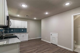 7921 Cook Rd in Houston, TX - Building Photo - Building Photo