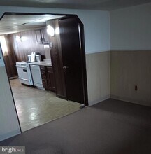 303 Westbridge Rd in Glenolden, PA - Foto de edificio - Building Photo