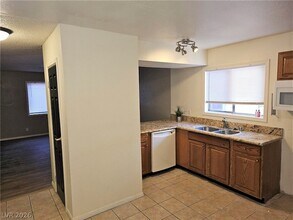5118 Garden Ln, Unit B in Las Vegas, NV - Building Photo - Building Photo