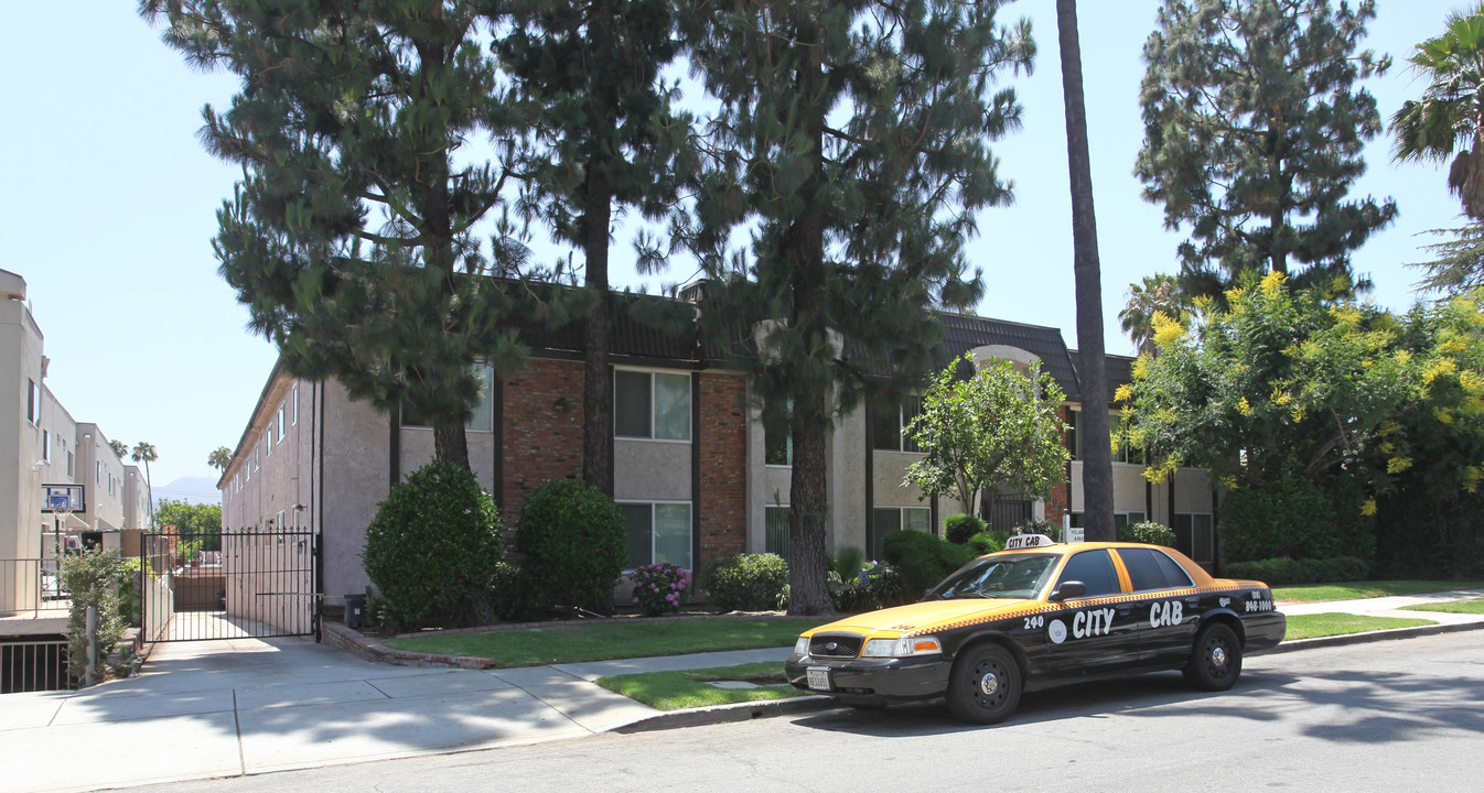 Village Court Apartments in Glendale, CA - Building Photo