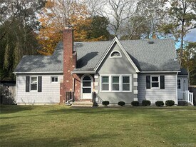 124 Mount Sinai-Coram Rd in Coram, NY - Building Photo