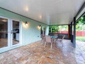 1606 Wiley St in Hollywood, FL - Building Photo