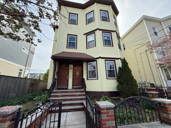 9 Rossmore St in Somerville, MA - Building Photo - Building Photo