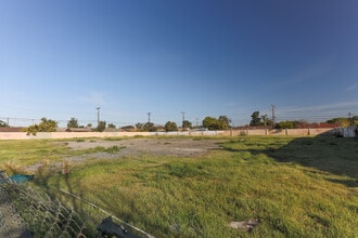 3025 W Edinger St in Santa Ana, CA - Foto de edificio - Building Photo