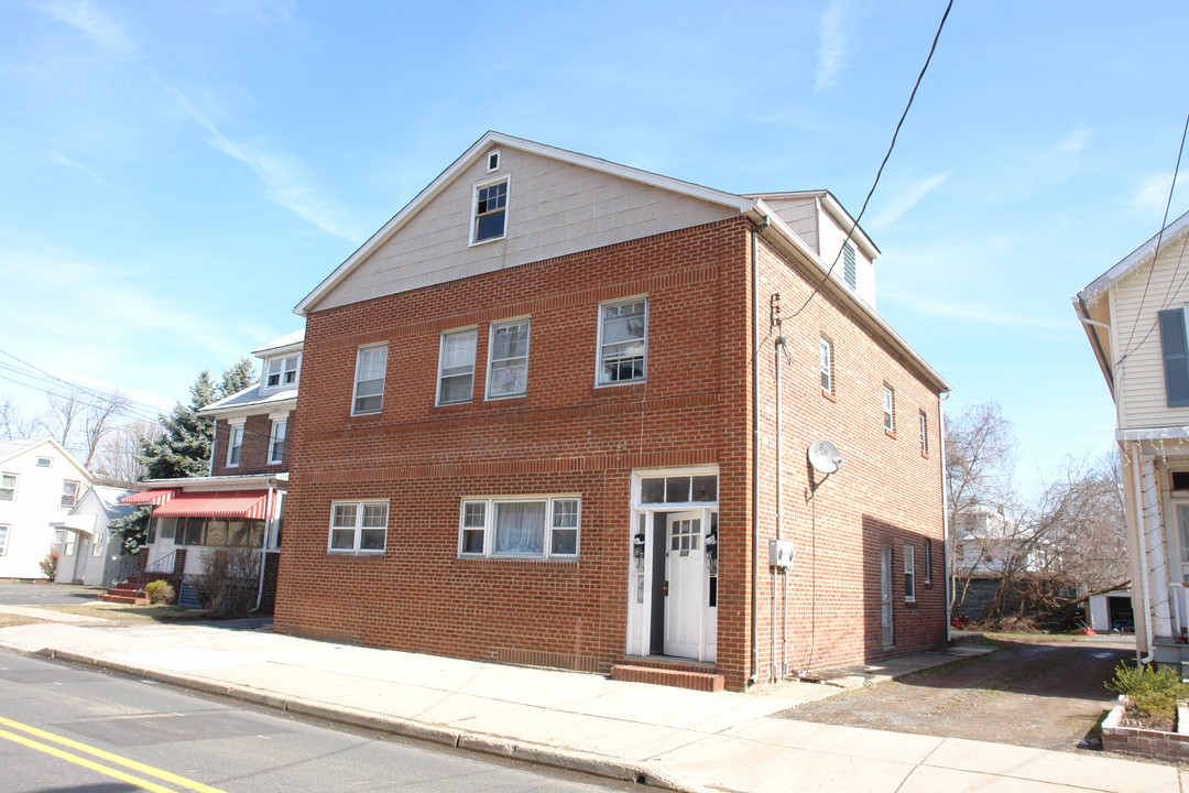 138 Fisher Ave in Bound Brook, NJ - Building Photo