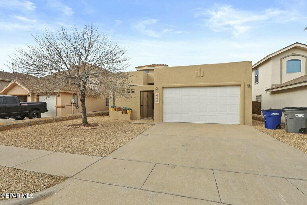 11117 Bullseye St in El Paso, TX - Building Photo