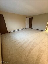 66 Carter Cir in Youngstown, OH - Foto de edificio - Building Photo