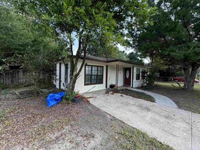 5758 Hickory St in Milton, FL - Foto de edificio - Building Photo