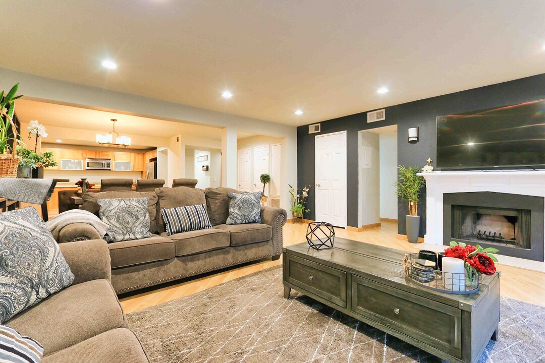 18324 Clark St, Unit 205 in Tarzana, CA - Foto de edificio