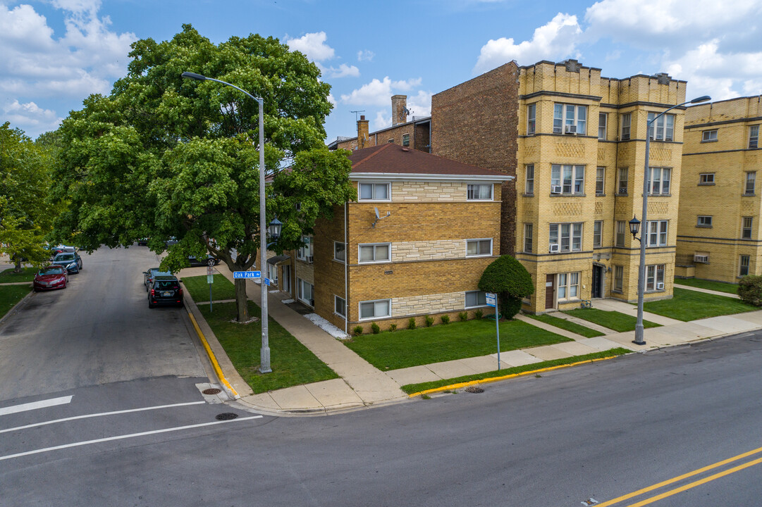 2101 Oak Park Ave in Berwyn, IL - Building Photo