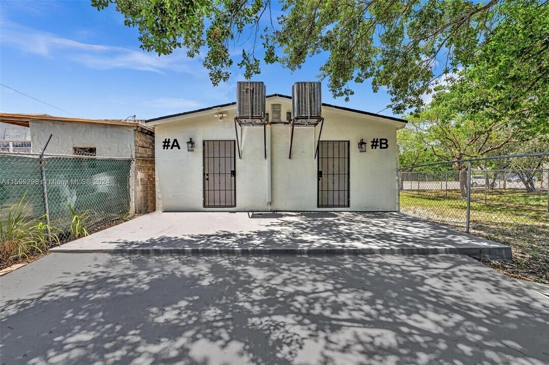 5424 Pembroke Rd-Unit -B in Hollywood, FL - Building Photo