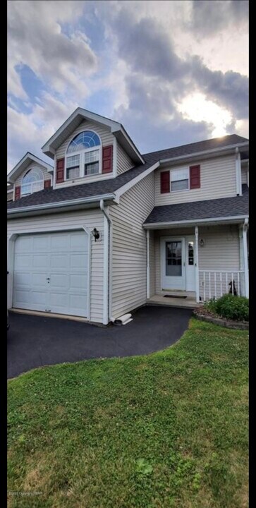 645 Country Acres Ct in Effort, PA - Building Photo