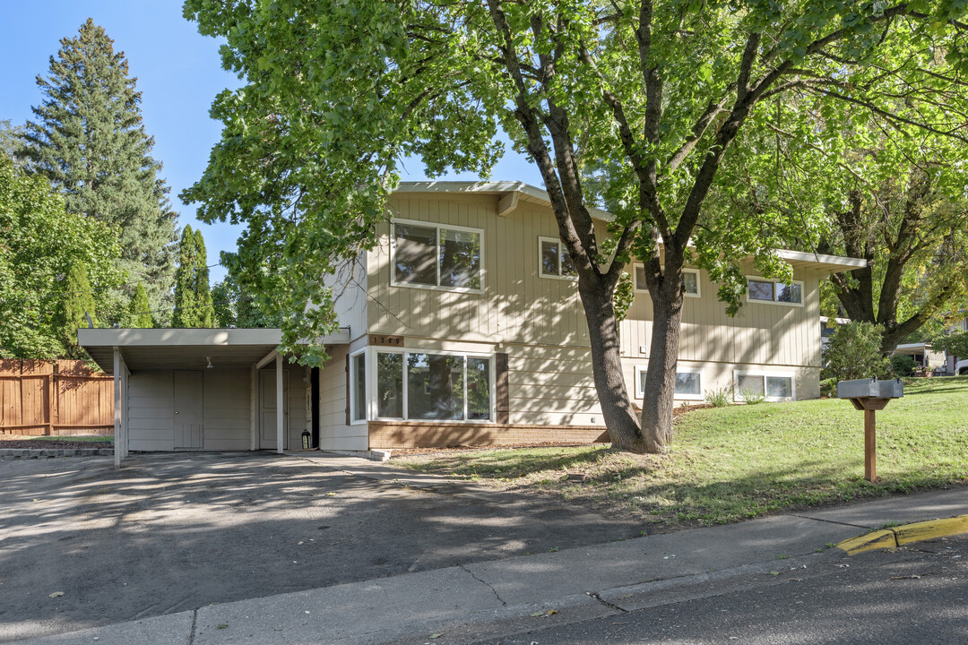 1300 NE Hillside Dr in Pullman, WA - Building Photo