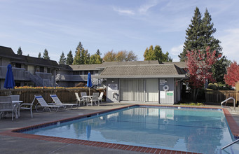 GLEN VIEW APARTMENTS in Napa, CA - Foto de edificio - Building Photo