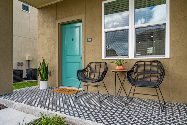 Lat Twenty7 Townhomes in Corpus Christi, TX - Foto de edificio - Building Photo