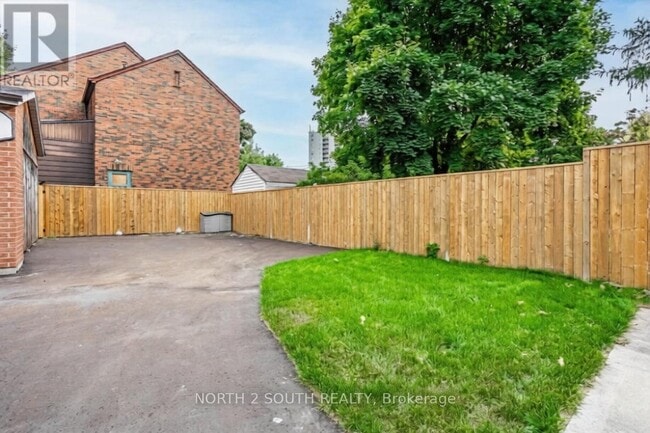 9 Glenvalley Dr in Toronto, ON - Building Photo - Building Photo