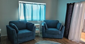 960 NE Commercial St in Waldport, OR - Building Photo