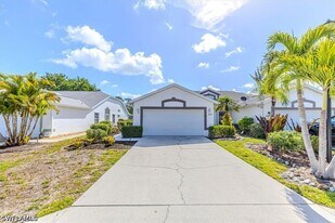 5446 Whitten Dr in Naples, FL - Building Photo
