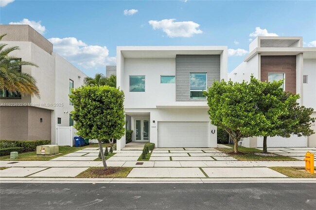 10445 NW 68th Terrace in Doral, FL - Building Photo - Building Photo