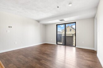 39 Parlin St, Unit 206 in Everett, MA - Foto de edificio - Building Photo