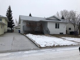 5918 Ash St in Olds, AB - Building Photo