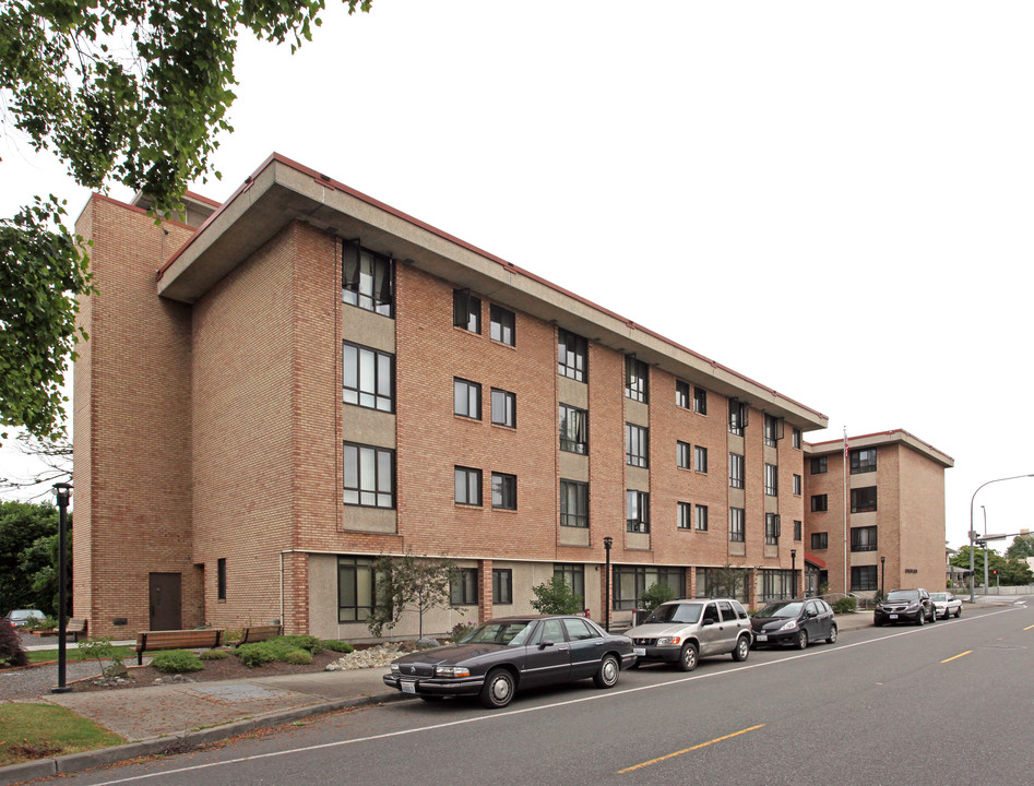 Wayland Arms in Auburn, WA - Building Photo