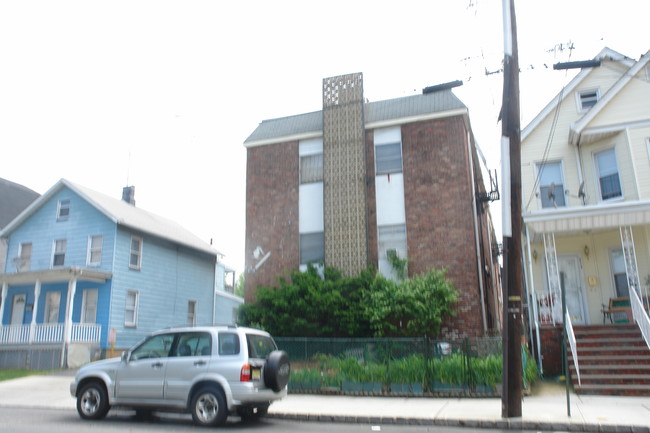 216-218 Madison Ave in Perth Amboy, NJ - Foto de edificio - Building Photo