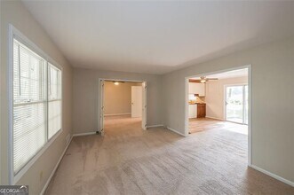 4044 Forrestal Dr in Chamblee, GA - Foto de edificio - Building Photo