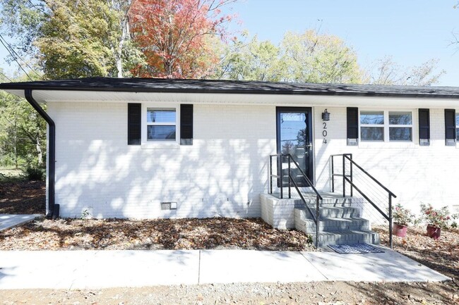 204 W Corbin St in Hillsborough, NC - Building Photo - Building Photo