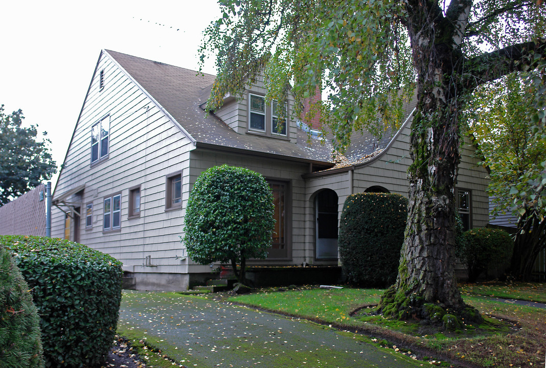 1076 Liberty St SE in Salem, OR - Foto de edificio