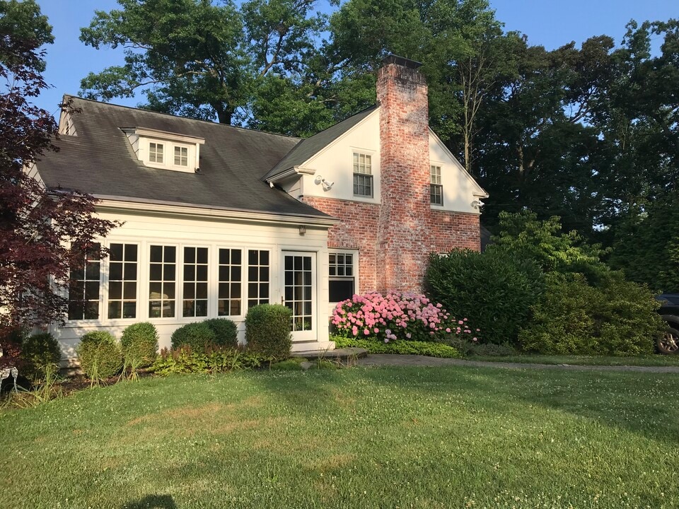 25 Deerfield Rd in Short Hills, NJ - Building Photo