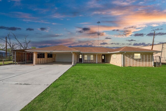 4402 Ludwig Ln in Stafford, TX - Foto de edificio - Building Photo