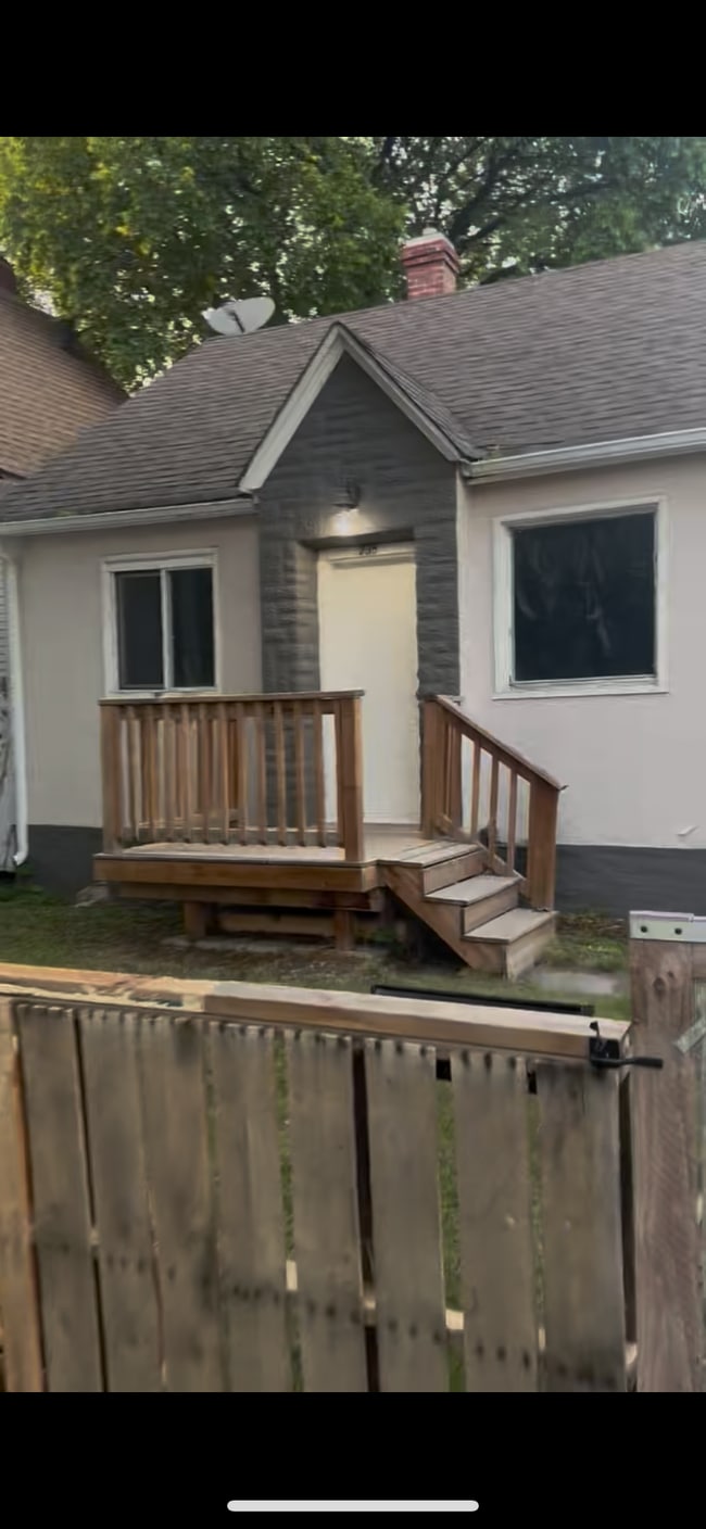 property at 735 Redwood Av