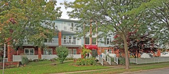 70 Main St in St Catharines, ON - Building Photo